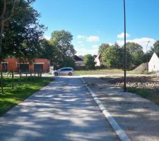 Terrain au bout de la route entre les 2 constructions