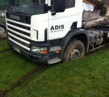 Oups!!!!
Le chauffeur ne peut plus sortir le camion?