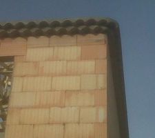 Très beau travail du maçon qui excelle dans l'art des angles arrondis pour les génoises des toitures.