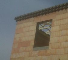 Les deux rangs de génoises au 1er étage..
c'est la grande majorité des maisons en provence ))