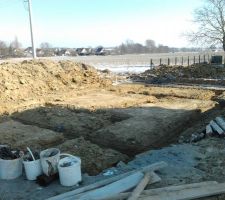 Sur la photo on peut observer le ferraillage qui a &eacute;t&eacute; mis en place pour la coul&eacute;e des fondations !