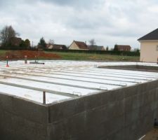 Dalle isolante,pose des r&eacute;servations sanitaire et passage du produit sur les agglos