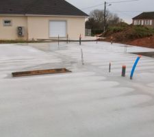 Dalle de la maison avec une r&eacute;servation a l'int&eacute;rieur du garage pour descendre dans le vide sanitaire,et toutes les r&eacute;servations pour les sanitaires.