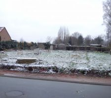 Vue des chaises de la façade du terrain