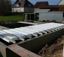 Mise en place et pose des poutrelles en b&eacute;ton et hourdis polystyrene pour la dalle......