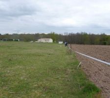 La partie droite du terrain (il y a un champ au sud/ouest)