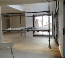 Vue de la cuisine : salle a manger en face sous le vide et salon sur la gauche