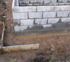 Comme vous le voyez 4 rangs de parpaings sont n&eacute;c&eacute;ssaires pour &eacute;lever la maison