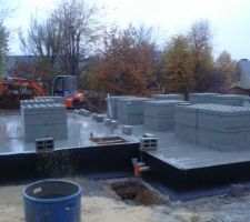 Les blocs de b&eacute;ton pour l'&eacute;l&eacute;vation des murs sont arriv&eacute;s!