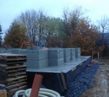 Les blocs de b&eacute;ton pour l'&eacute;l&eacute;vation des murs sont arriv&eacute;s!