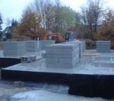 Les blocs de b&eacute;ton pour l'&eacute;l&eacute;vation des murs sont arriv&eacute;s!