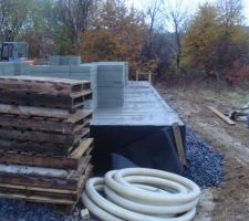 Les blocs de b&eacute;ton pour l'&eacute;l&eacute;vation des murs sont arriv&eacute;s!