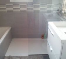 Dans 4m2 seulement: une baignoire 150 x 70 et une colonne en 40, une douche 90 x 150, une colonne en 30 à côté du meuble vasque(70cm)