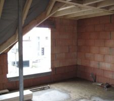 Ouverture mezzanine.
En premier plan poteau métallique aui sera intégré dans la cloison