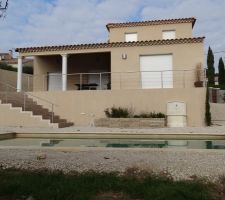 Vue de la maison ainsi que vue sur la piscine