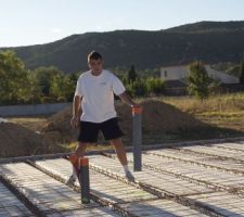Et oui la r&eacute;servation pour les WC est enfin pos&eacute;e mais elle n'est pas raccord&eacute;e !! le VS fait moins de 40 cm donc pas pratique &agrave; faire plus tard. Le conducteur de travaux ne l'avait pas vu bine &eacute;videmment !