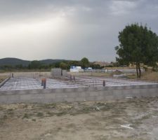 Premi&egrave;re pose des PVC : les &eacute;vacuations sont dans les chambres ! Apr&egrave;s 5 essais, elles sont finalement bien plac&eacute;es mais pas toutes raccord&eacute;es