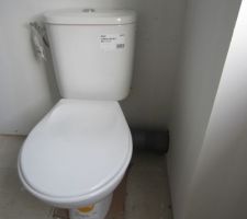 Les toilettes ont été décalé du mur
