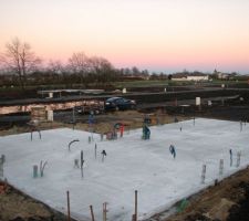 Quelques nouvelles du chantier. La dalle a était coulé le 20 décembre comme promis par CDM avant leur départ en vacance.

Appel de notre constructeur il y'a deux jours pour nous annoncer une bonne nouvelle.Au départ il était prévu de nous mettre de la brique encollé qui était déjà très bien pour le bbc mais ils ont voulu nous mettre encore mieux .Grace au geste de Jacques le maçon, de la Société poncebloc et bien sur de Daniel notre commerciale ils ont réussi a nous avoir pour le même prix de la pierre poncebloc 
je vous met le lien de la pierre poncebloc afin que vous puissiez juger de la qualité de ce produit local.
http://www.poncebloc.com/

Voila, le chantier reprend fin de semaine pour la maçonnerie. Que du bonheur...