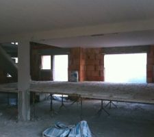 La partie Salon est terminée, ainsi que la poutre centrale