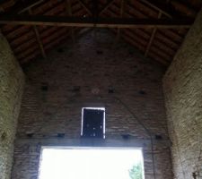 Vue intérieure de l'ouverture donnant dans le salon ainsi que la fenêtre qui donnera dans la future chambre