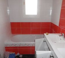 Salle de bains des filles, le rouge tire un peu vers le rose, on s'y attendait pas mais bon... les filles adorent!