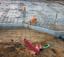 Ferraillage en cours, reste à attacher les ferrailles et à coller le béton.... Si la neige débarque pas avant