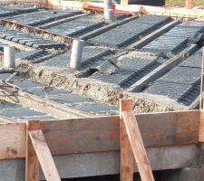 D&eacute;faut b&eacute;ton entre les longrines