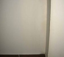 Coffre fait et carrel&eacute; dans les wc