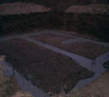 Les fondations finies, il fait presque nuit