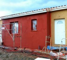 Façades en cours, une partie de la maison, est en Parex R90 Brique rouge, finition grattée...