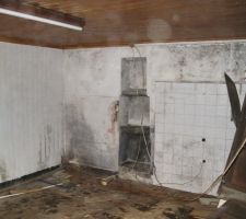 Ancienne cuisine : évier évacué