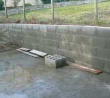 Le mur de soutainement de la terrasse arriere
