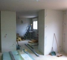 Aper&ccedil;u de la cuisine depuis la pi&egrave;ce de vie