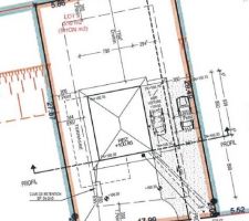 L'implantation de notre maison sur le terrain. Jusqu'&agrave; l'arri&egrave;re de la maison le terrain est plat, ensuite de l'arri&egrave;re de la maison jusqu'au bord haut c'est un talus.
