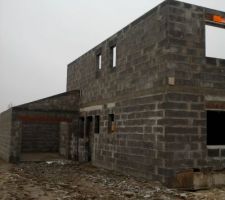 Elevation murs termin&eacute;, garage en bout