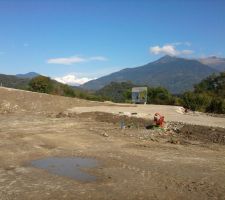 La vue depuis notre terrain avec le Mont Blanc au fond.
La limite du terrain se trouve au niveau des tuyaux orange.