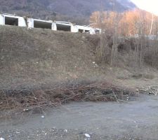 Le talus une fois d&eacute;broussaill&eacute;.