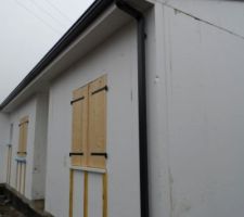 Gouttière alu anthracite qui va faire contraste avec le crépi.

On aime beaucoup.