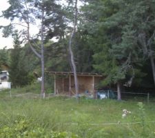 Notre terrain,avec 3 voisins et la foret.