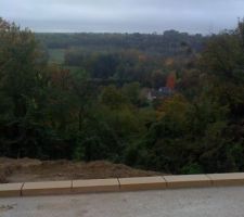 Vue de la terrasse qui sera au printemps en bois et surplombée d'une pergola avec de la glycine( pour le petit coté sud de la france!!)