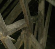 Ferme de construction étrange au dessus mur porteur séjour/salon et chambre étage