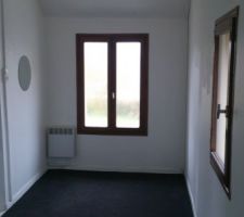 2 chambres blanches (mur entre 2 petites  chambbres portant uniquement le plafond (solives) et devant être démoli