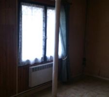 Salon (poutre supportant mur à démolir entre les 2 petites chambres)