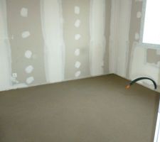 La chape lisse de notre chambre, en attente du parquet