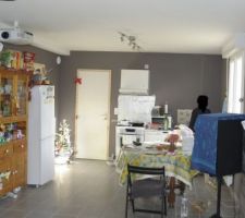 Cuisine ouverte, comme le salon. luminaire casto. aménagement provisoire cause budget.