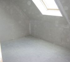 Dernière chambre de l'étage,à droite de l'escalier