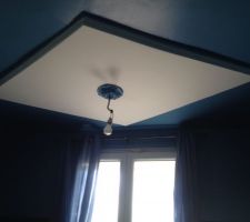 Détail du plafond bleu et blanc (AVANT travaux)