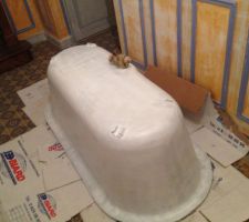 Ma nouvelle baignoire... 1&egrave;re couche de primaire antico pass&eacute;e!