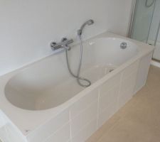 Baignoire Porcelanosa prévue par le constructeur